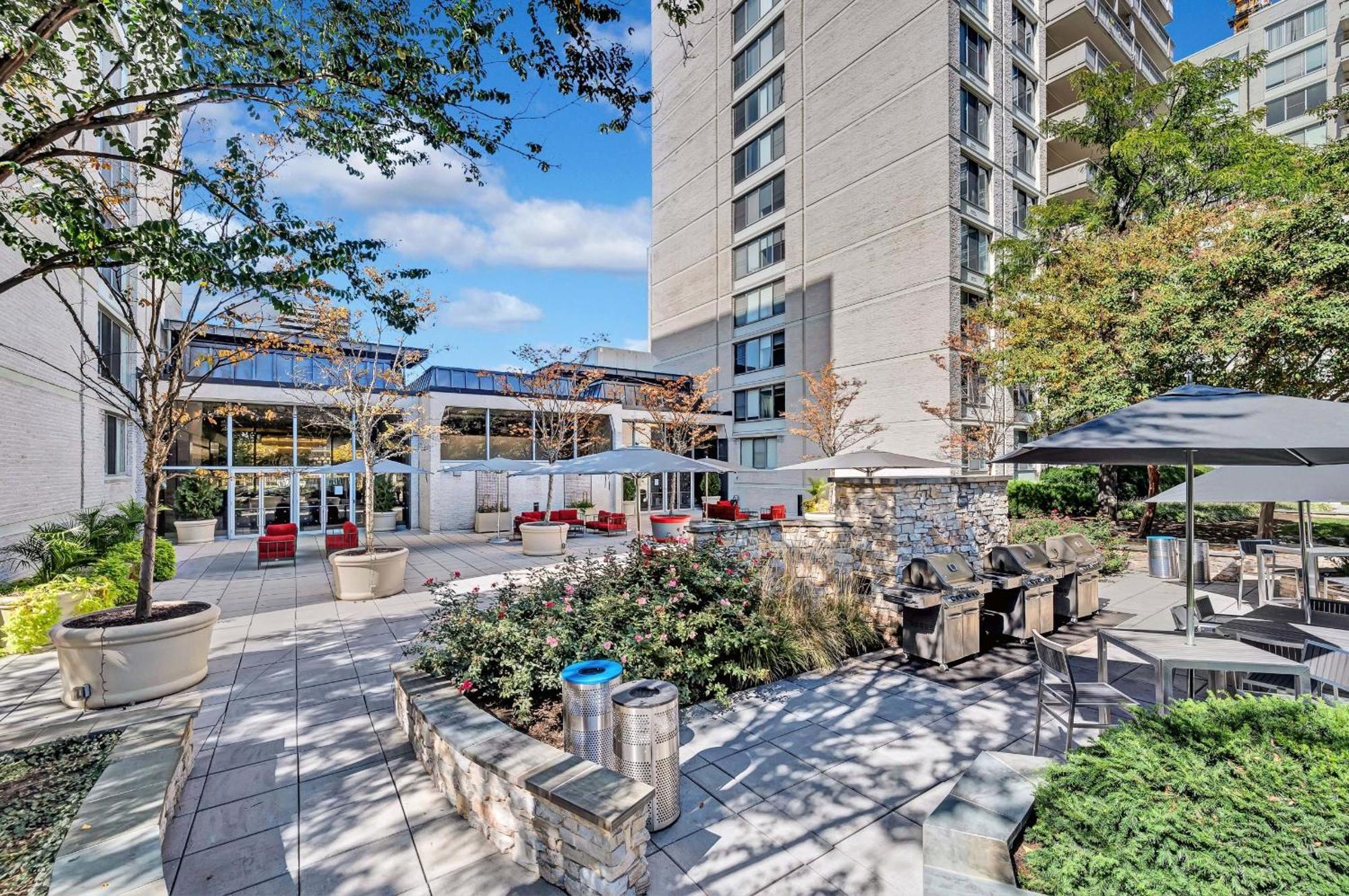 Beautiful 2Br Apartment At Crystal City With Gym Arlington Buitenkant foto