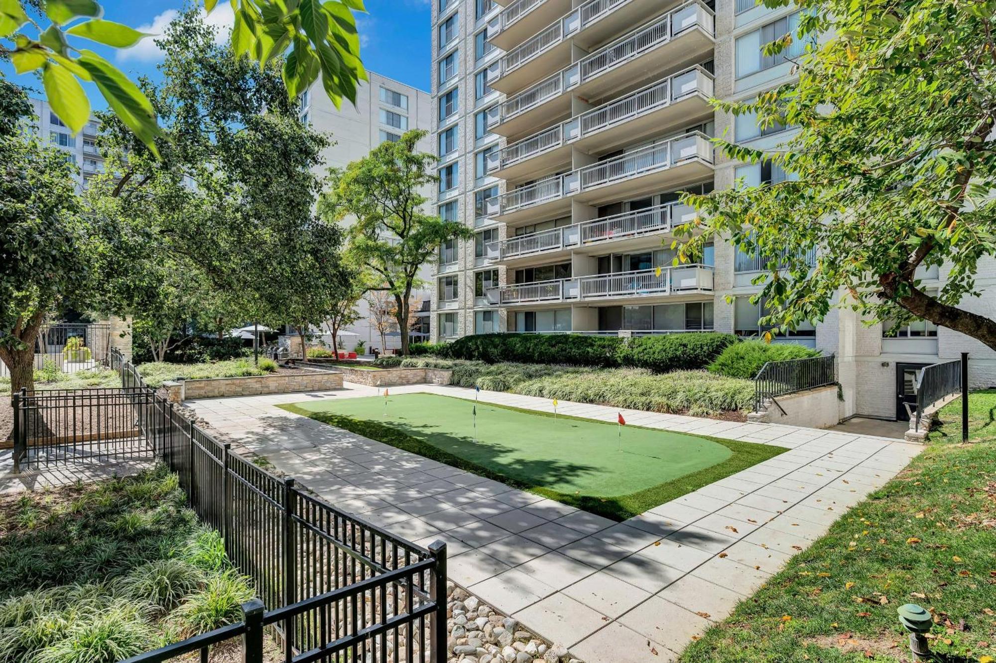 Beautiful 2Br Apartment At Crystal City With Gym Arlington Buitenkant foto