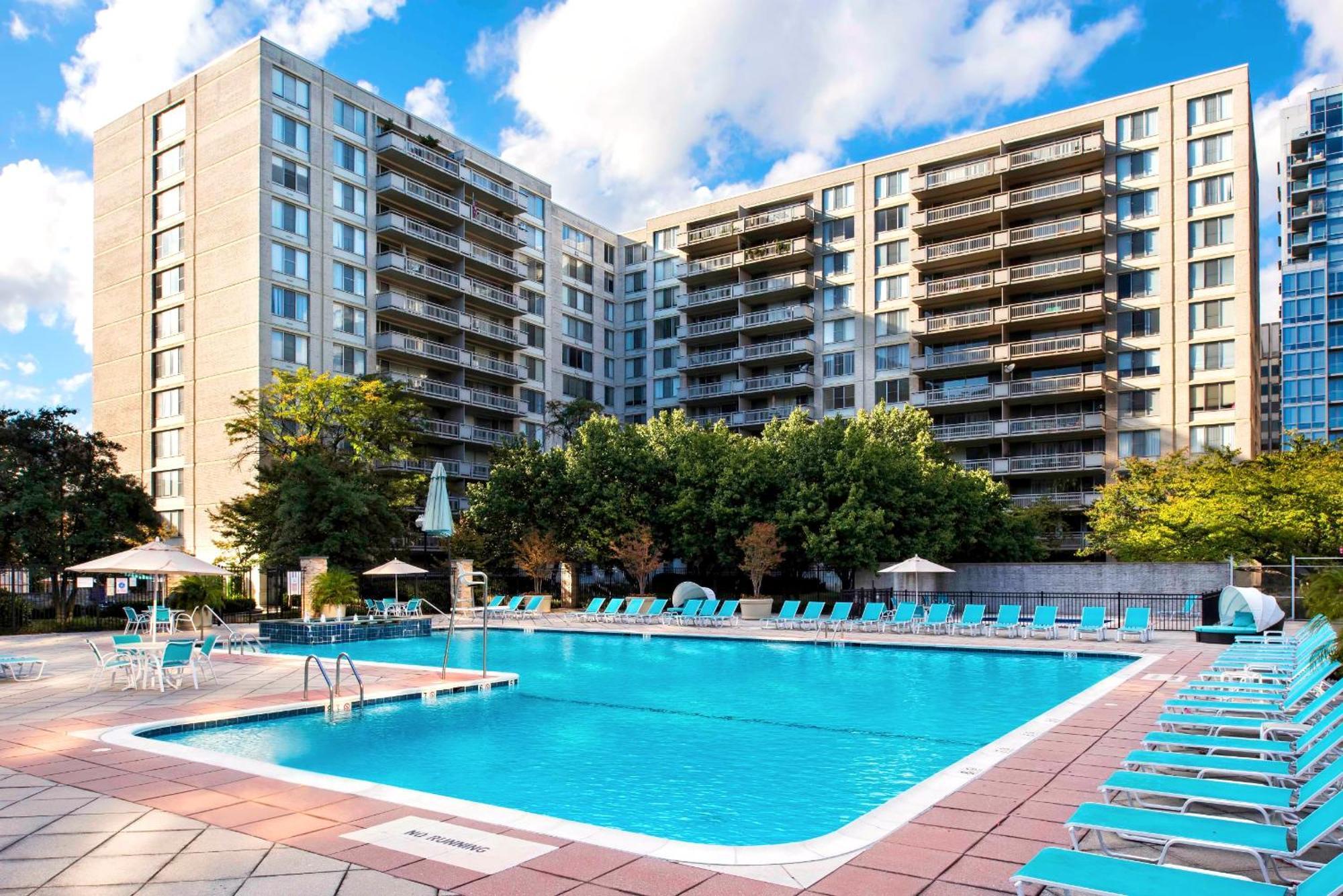 Beautiful 2Br Apartment At Crystal City With Gym Arlington Buitenkant foto